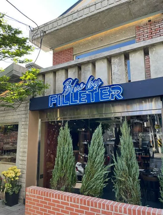 BLUE by. Filleter